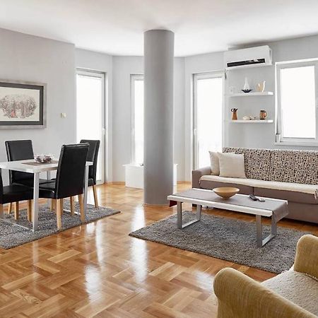 Bright Apartment Near City Center Szkopje Kültér fotó