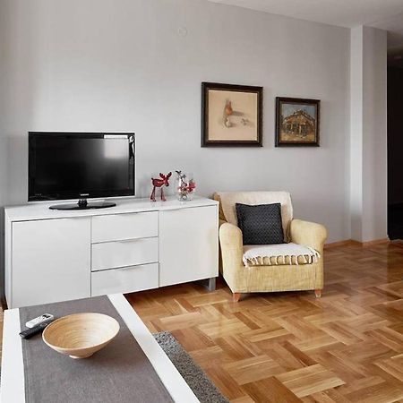Bright Apartment Near City Center Szkopje Kültér fotó