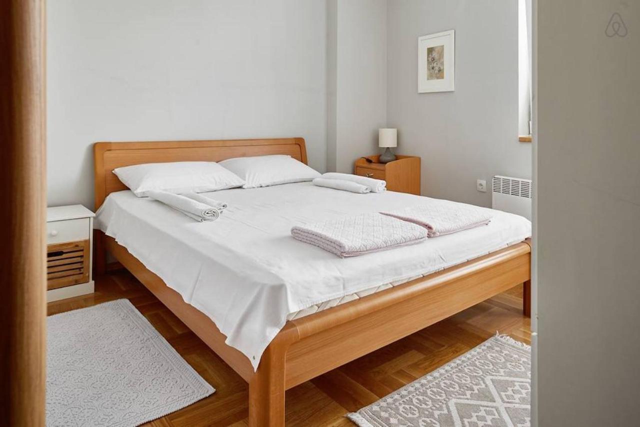 Bright Apartment Near City Center Szkopje Kültér fotó
