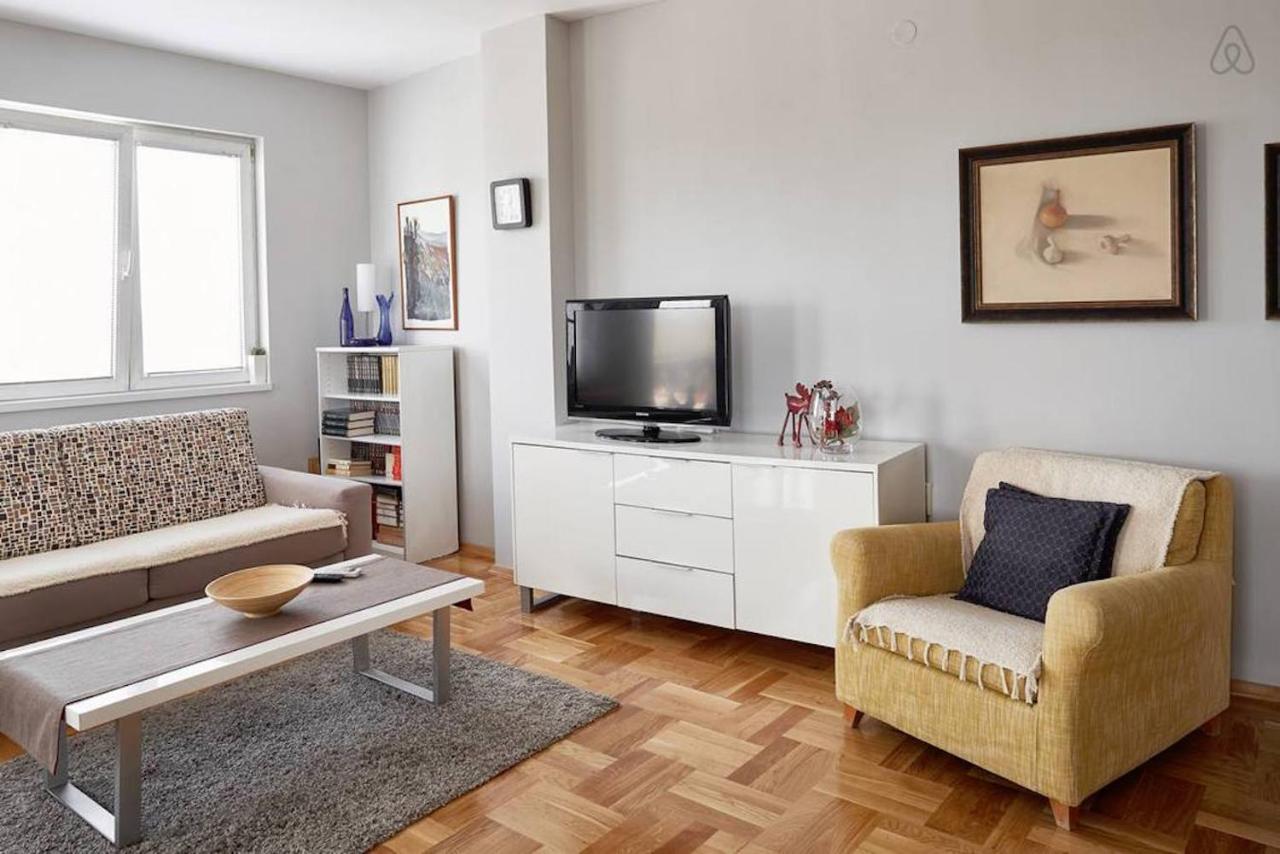 Bright Apartment Near City Center Szkopje Kültér fotó